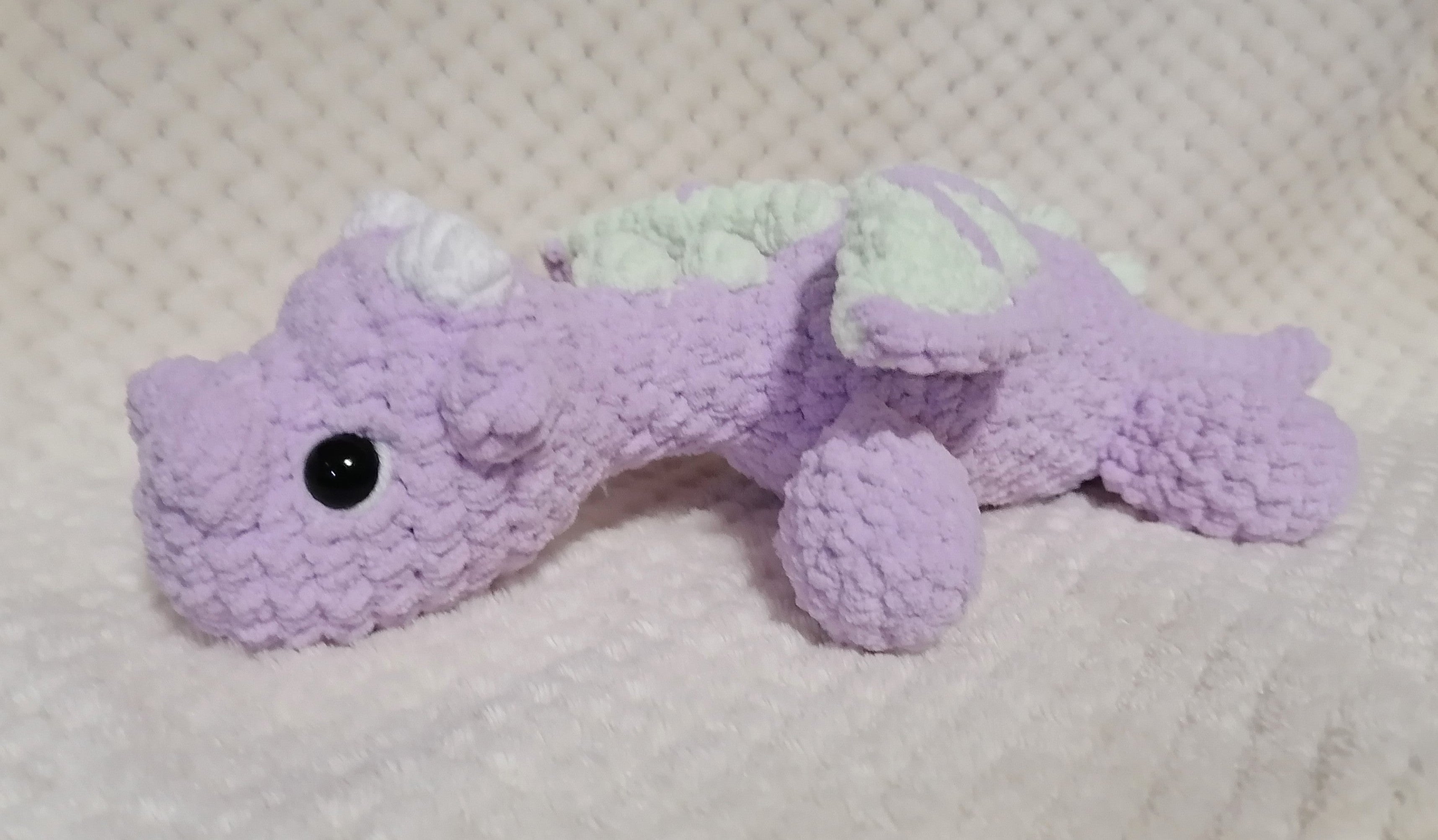 Bébé Dragon allongé