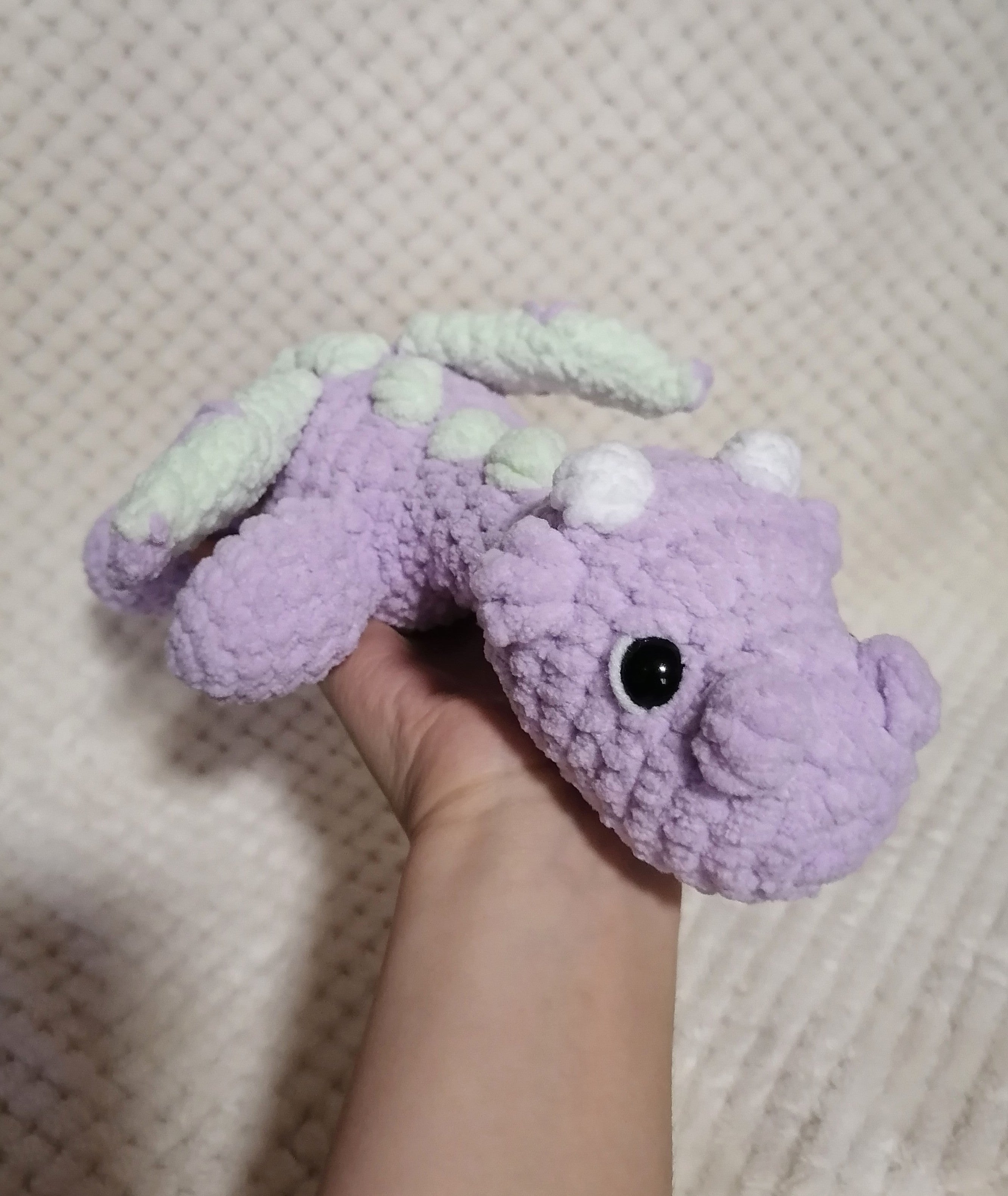 Bébé Dragon allongé