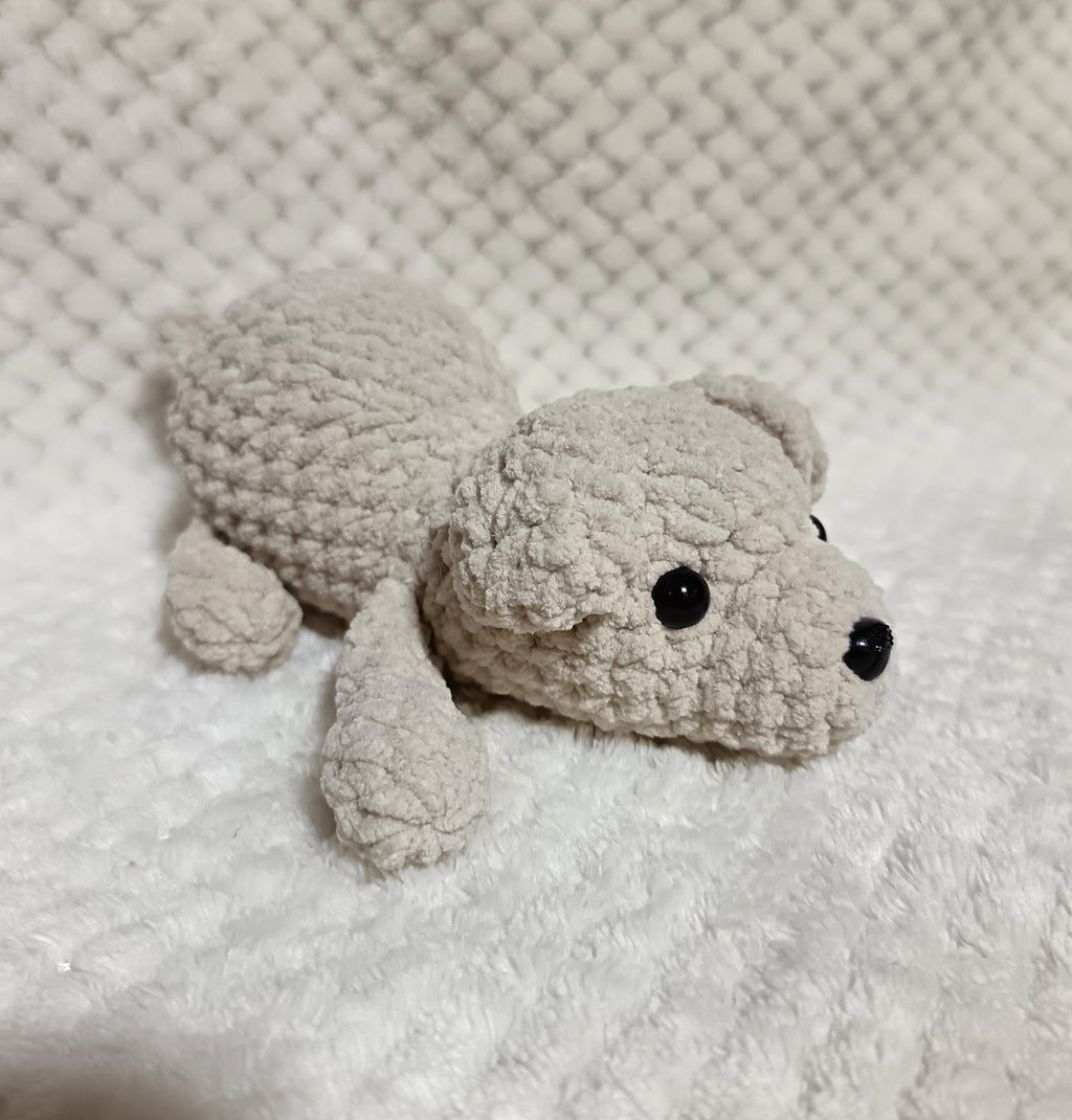Chiot labrador allongé