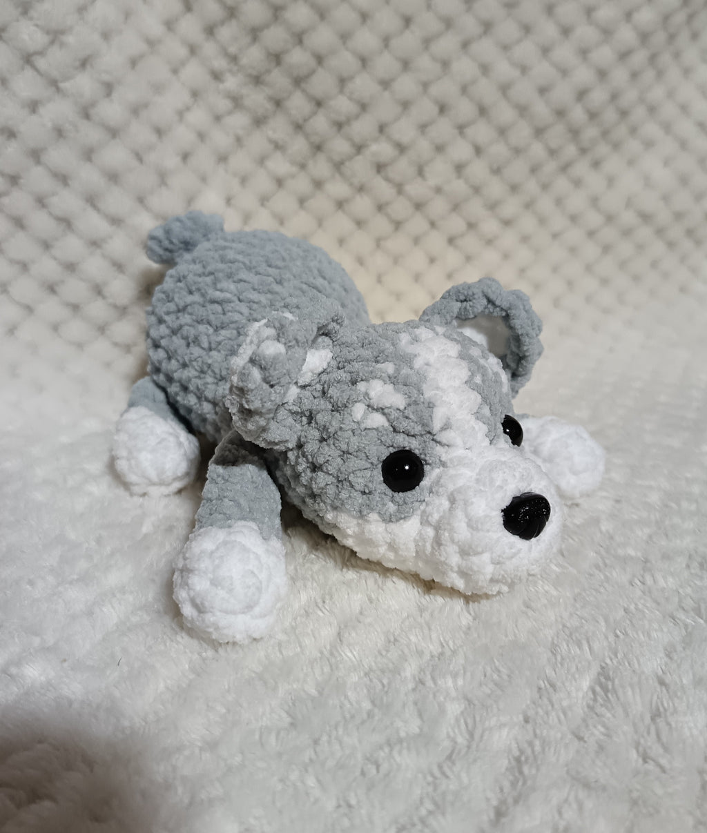 Chiot husky allongé