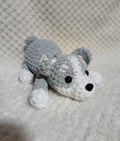 Chiot husky allongé