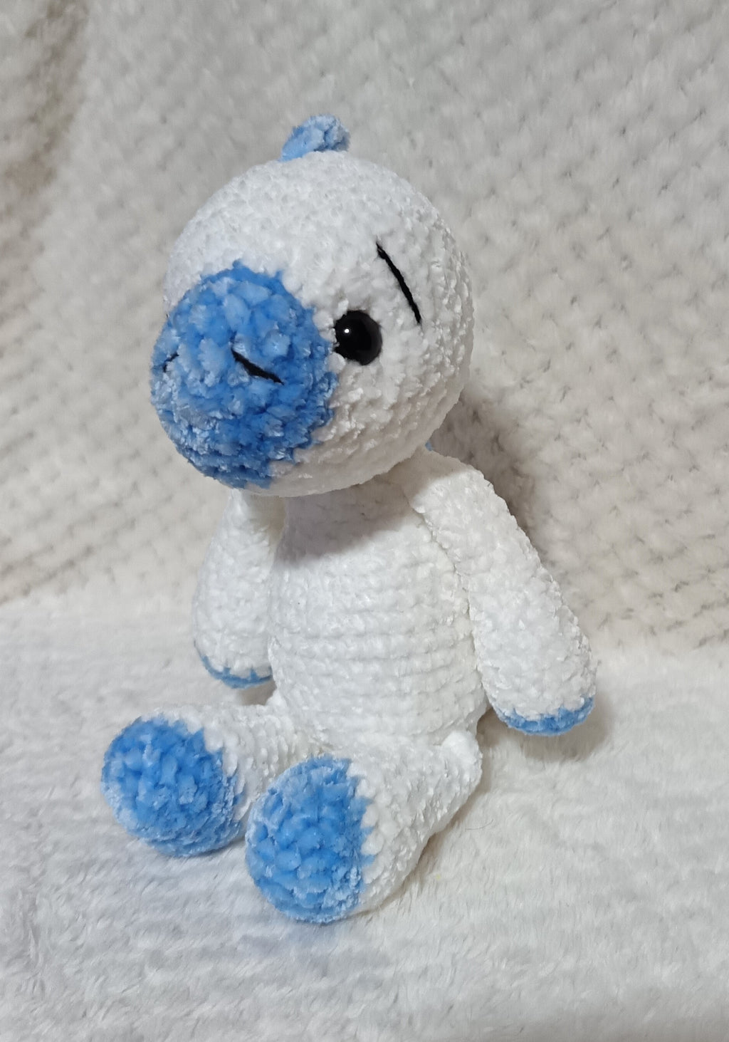 Doudou dinosaure chenille blanc et bleu ciel