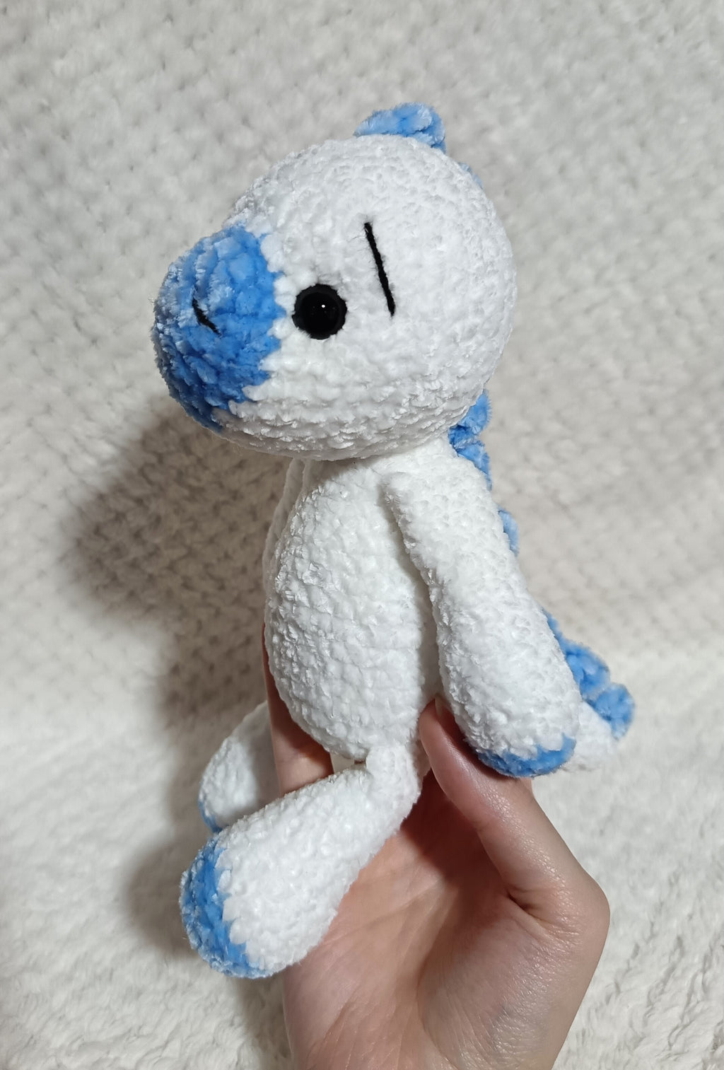Doudou dinosaure chenille blanc et bleu ciel