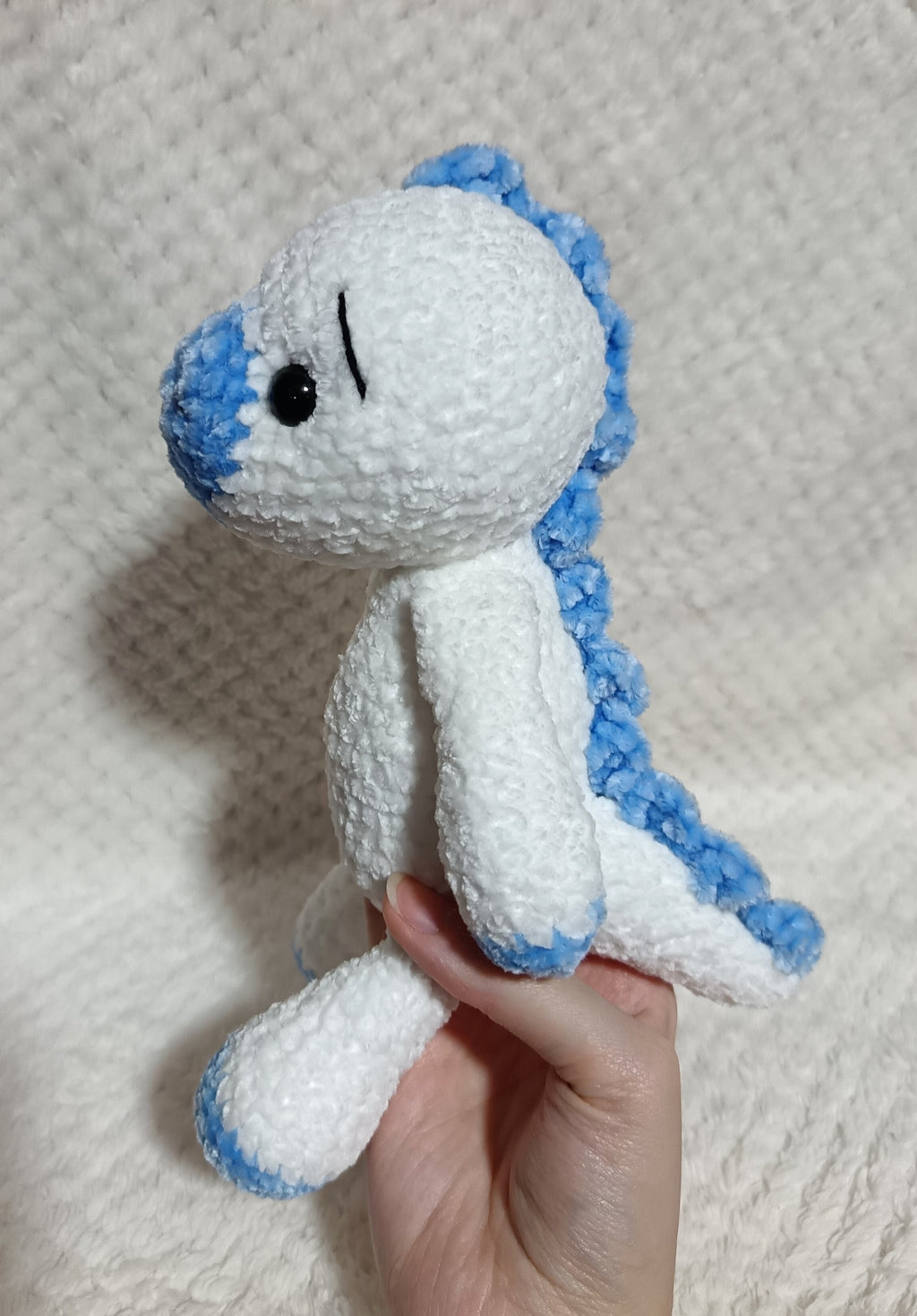 Doudou dinosaure chenille blanc et bleu ciel