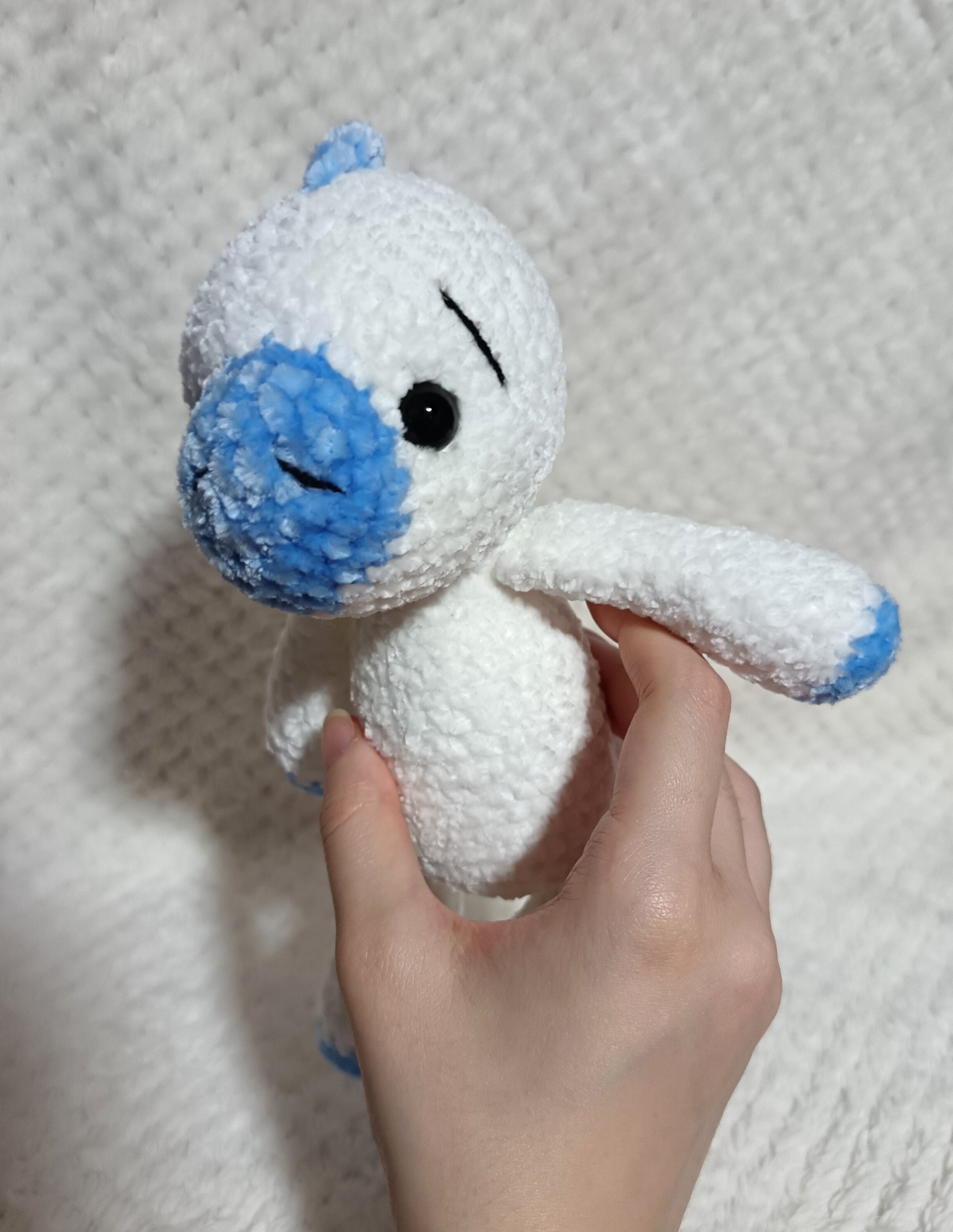 Doudou dinosaure chenille blanc et bleu ciel