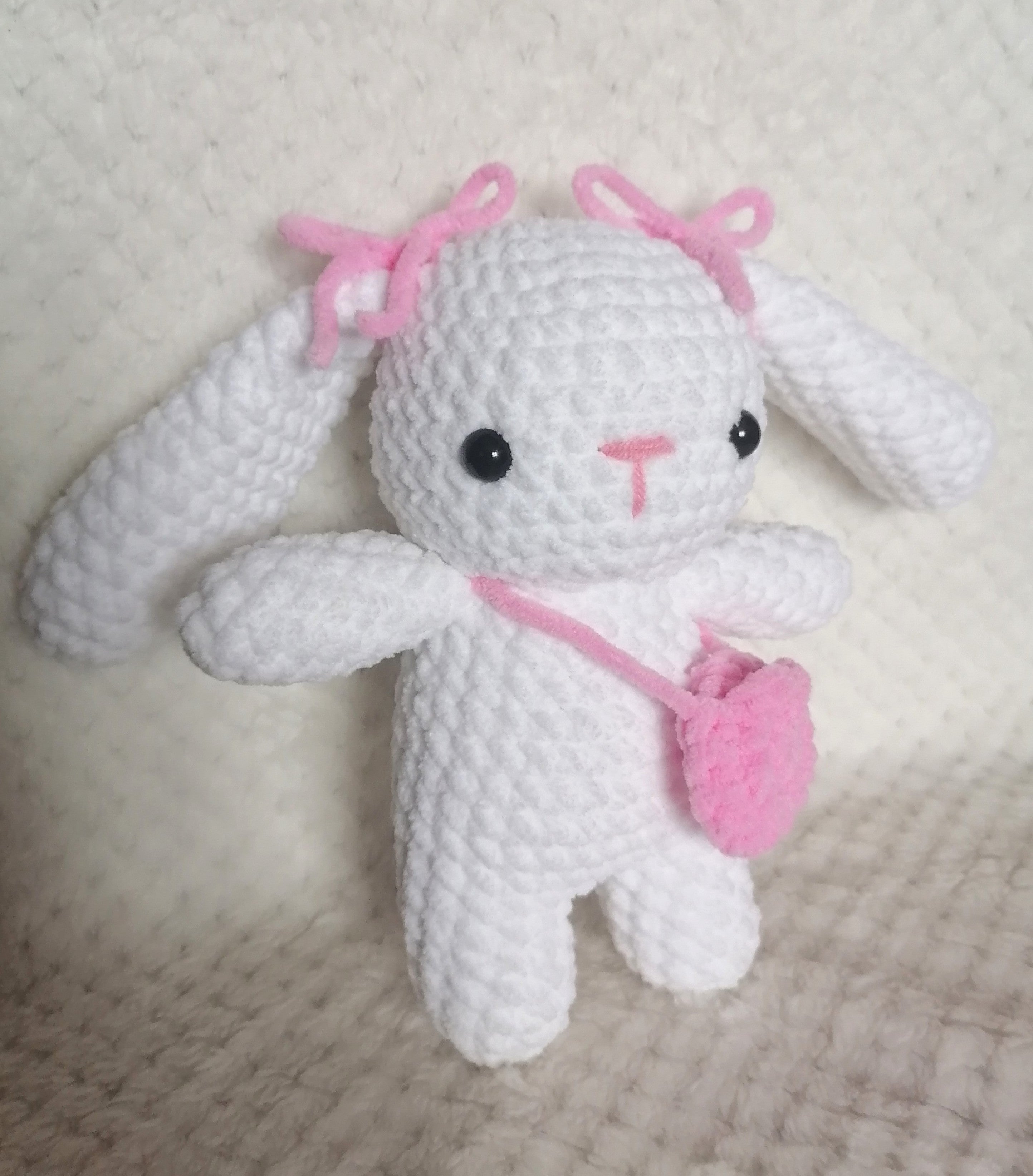 Lapin blanc avec sac rose