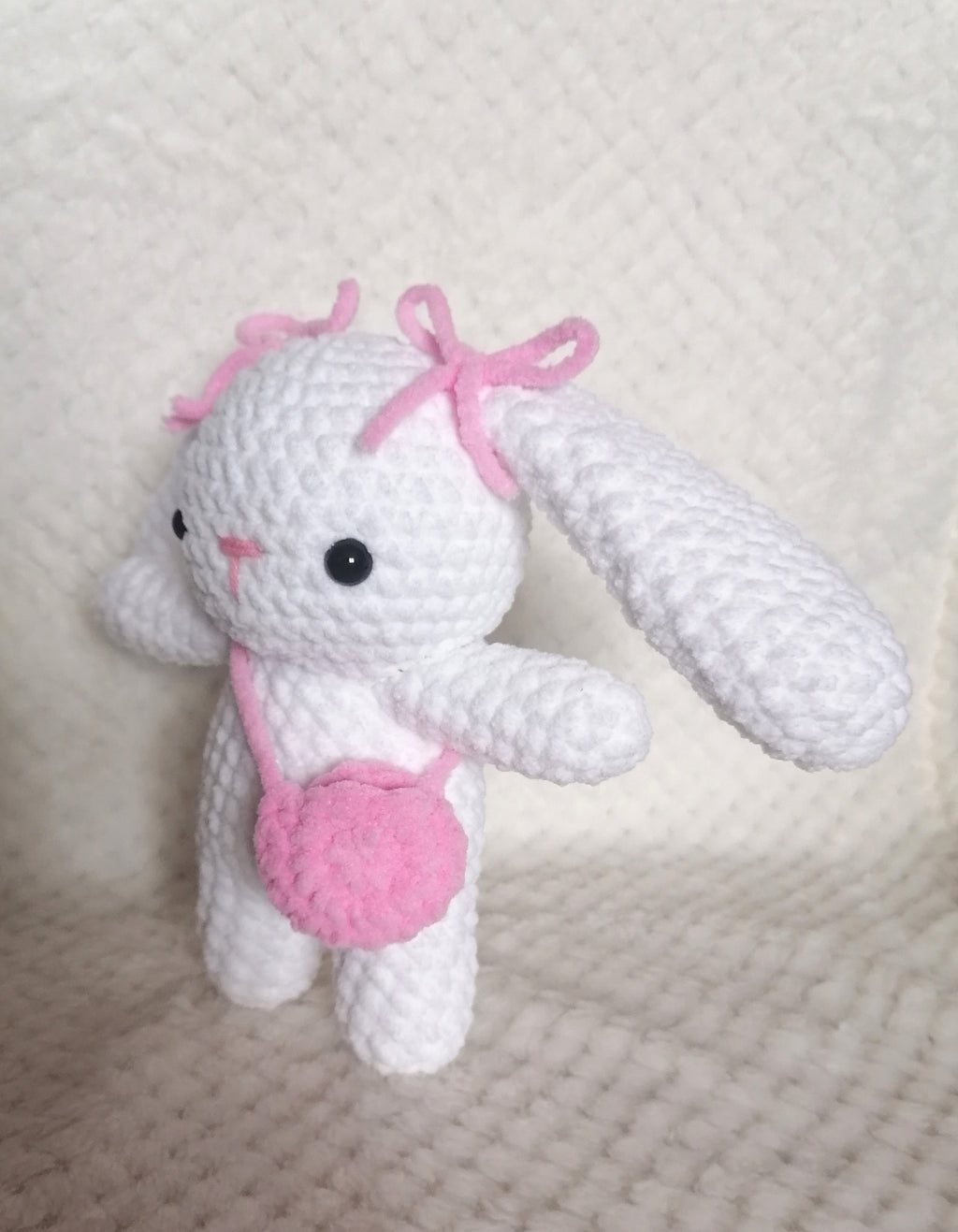 Lapin blanc avec sac rose