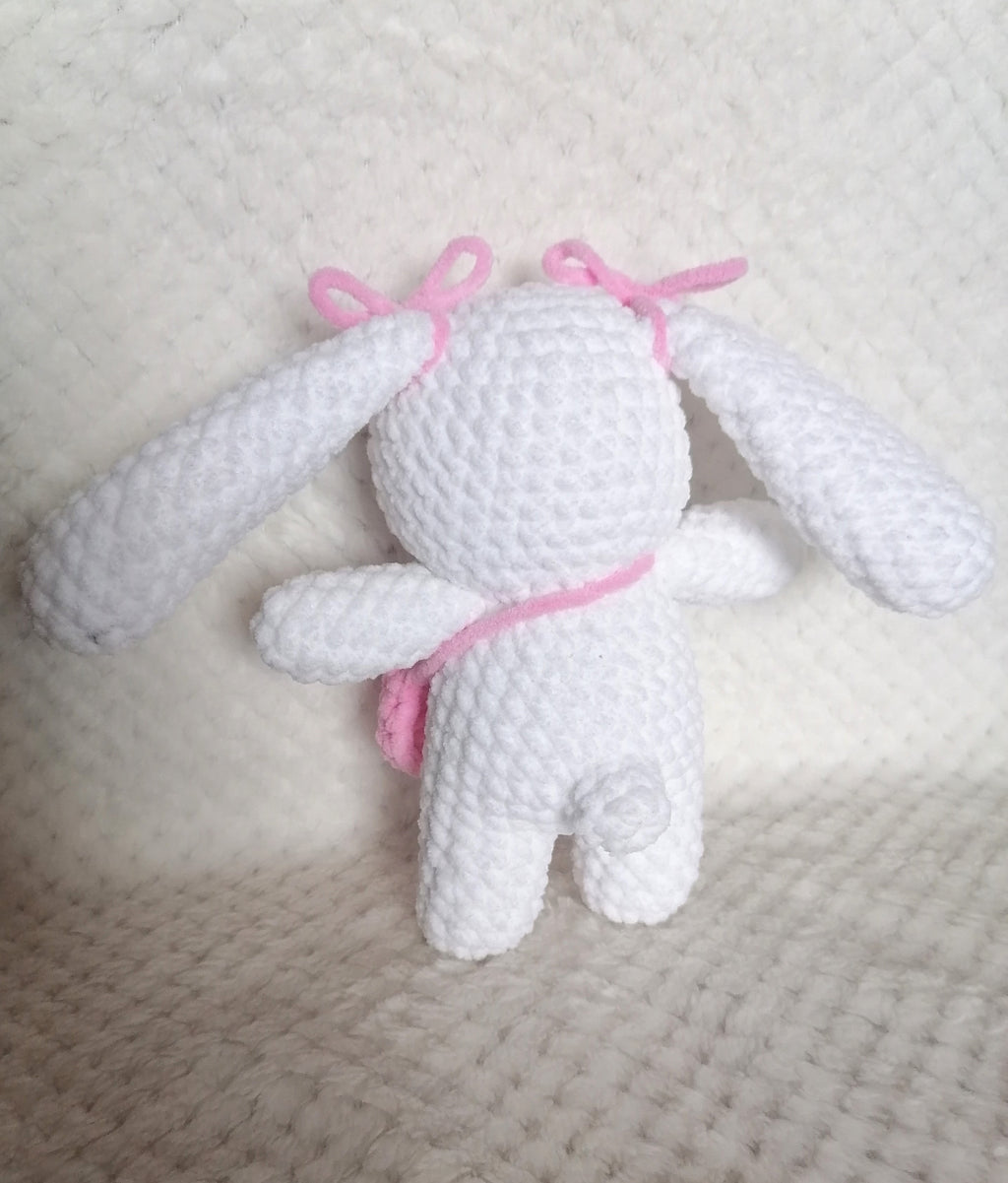 Lapin blanc avec sac rose