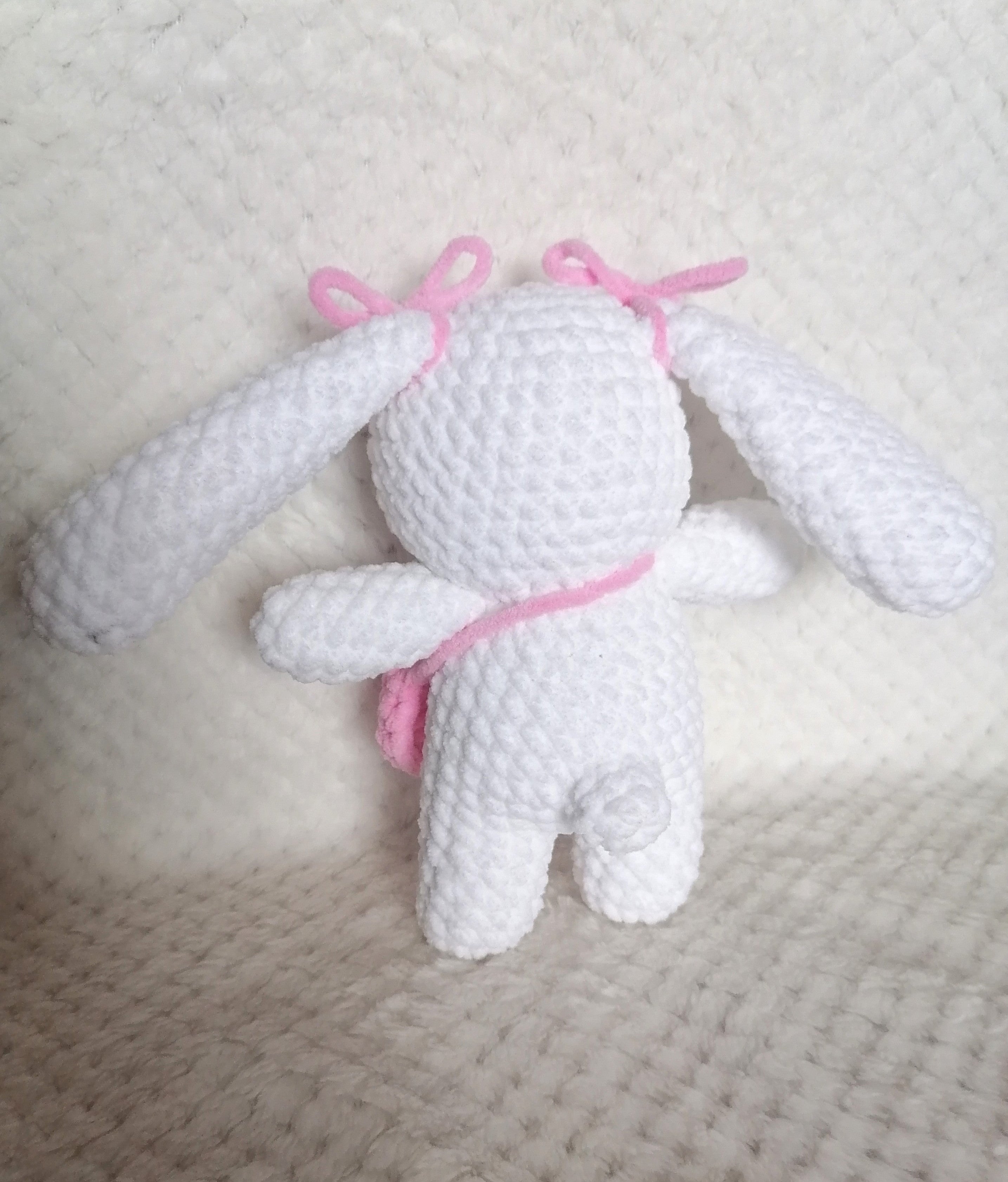 Lapin blanc avec sac rose