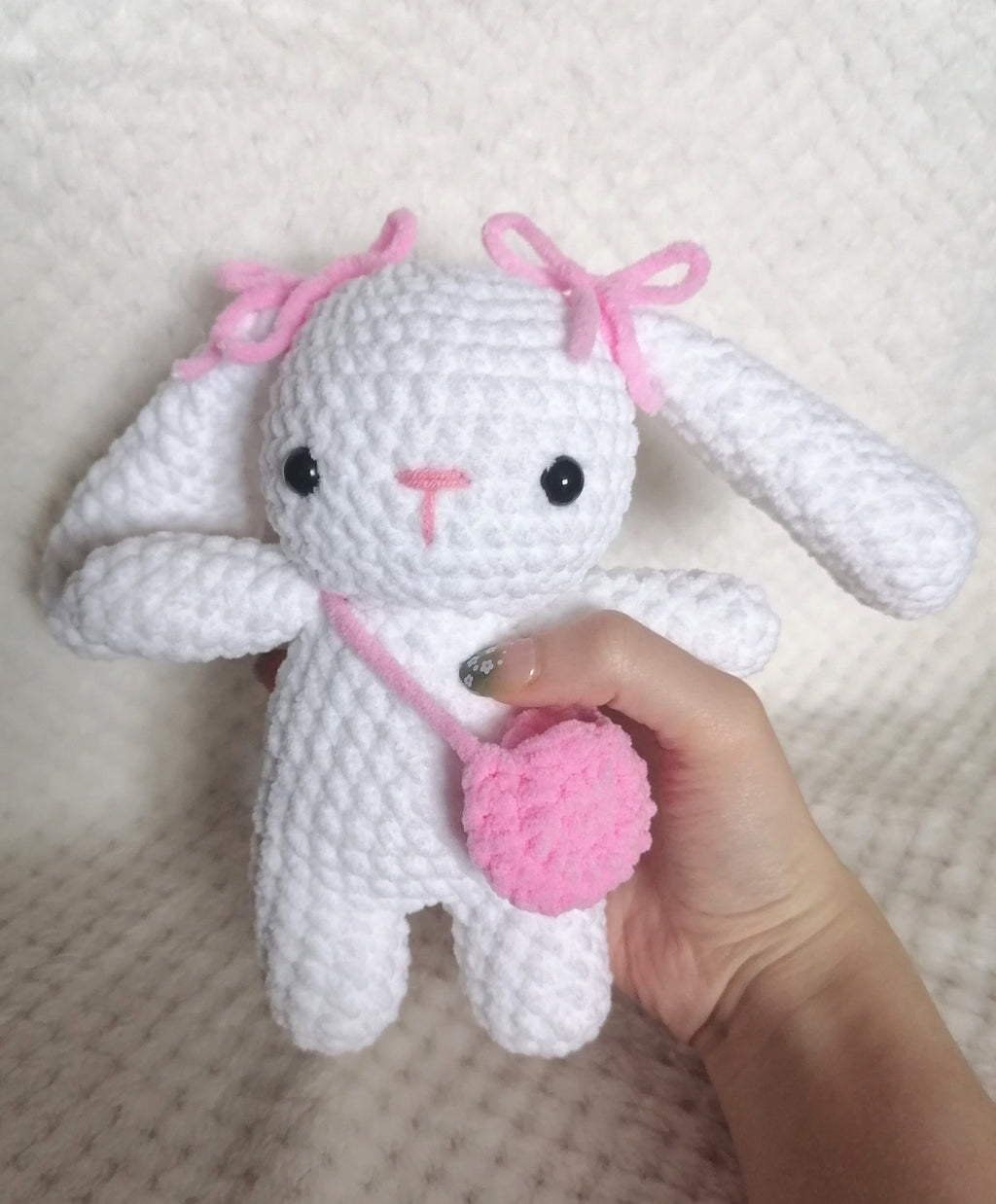 Lapin blanc avec sac rose