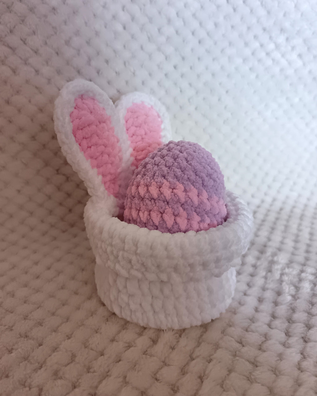 Panier oreilles de lapin et oeuf de Pâques